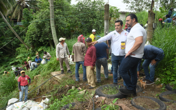 “Hay que sacar adelante Coatzacoalcos”: Pedro Miguel recorre áreas afectadas por la tormenta en Coatzacoalcos