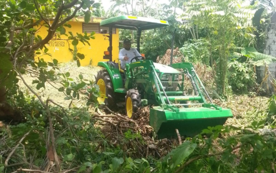 Gobierno de Minatitlán realiza acciones de limpieza en plantel educativo