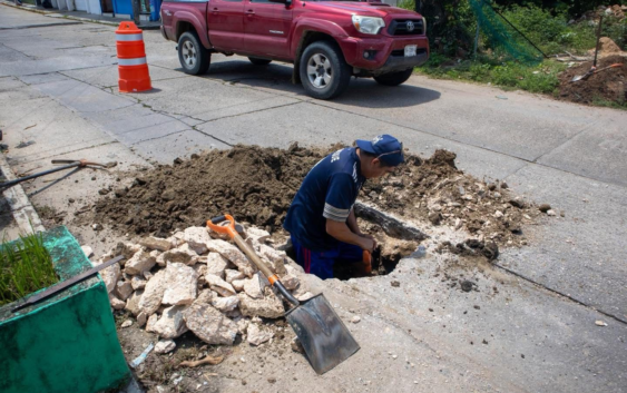 Gobierno Municipal realiza reparación en toma domiciliaria