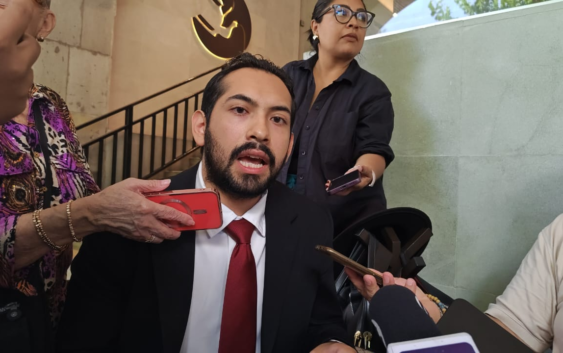 Acusa ex trabajador de la UV presunto hostigamiento institucional; asegura que buscan obstaculizar su labor como abogado