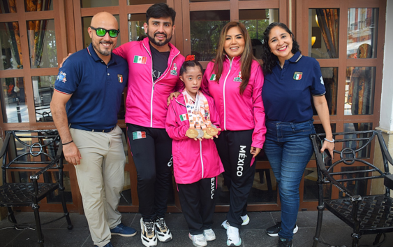 La niña Zoé López Vidaña muestra las medallas ganadas en Bulgaria, en el mundial de gimnasia rítmica