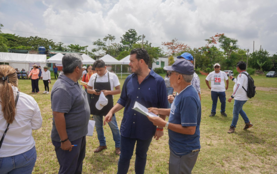 Alcalde de Cosoleacaque acerca servicios municipales a familias de la colonia Infonavit Paquital
