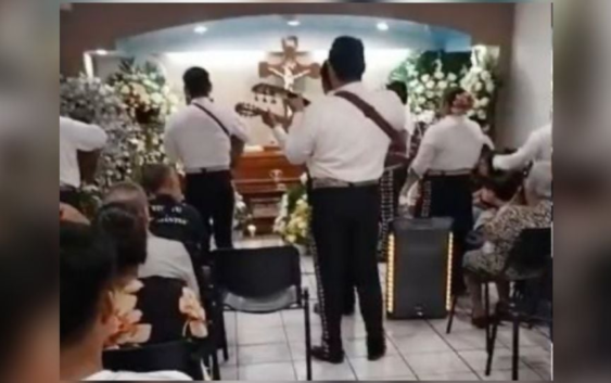 En el funeral del reportero Ángel López en Veracruz, familiares y amigos exigen que su asesinato no quede impune