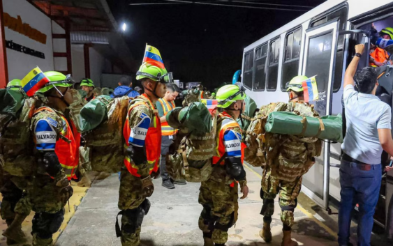 Sube a 589 número de muertos por terremotos en Venezuela; rescatistas mexicanos llegan a Caracas