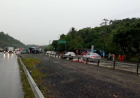 Bloquean carretera Coatzacoalcos-Villahermosa para exigir liberación de cuatro policías; piden que no se les fabriquen delitos Bloquean carretera Coatzacoalcos-Villahermosa para exigir liberación de cuatro policías; piden que no se les fabriquen delitos