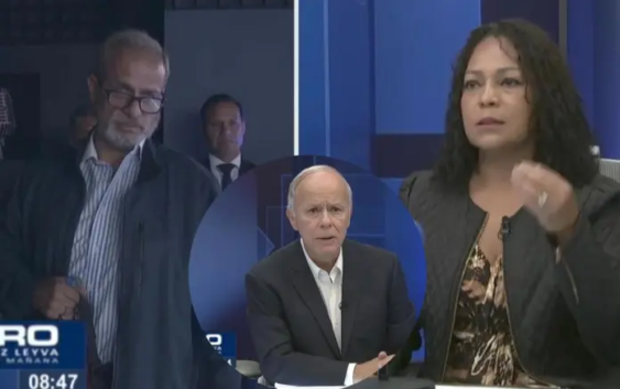 Israel Vallarta confronta a Ciro Gómez Leyva en vivo; su esposa lo encara y amenaza con demandarlo