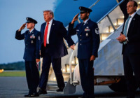 Trump llega a los 80 años con la obsesión de ser alabado; crecen dudas sobre su salud y la Casa Blanco lo descarta