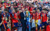 El técnico español Luis de Fuente dijo que varios de sus jugadores se tatuarán su cara.