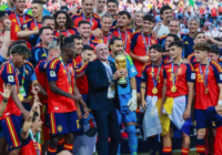 El técnico español Luis de Fuente dijo que varios de sus jugadores se tatuarán su cara.