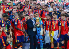 El técnico español Luis de Fuente dijo que varios de sus jugadores se tatuarán su cara.