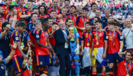 El técnico español Luis de Fuente dijo que varios de sus jugadores se tatuarán su cara.