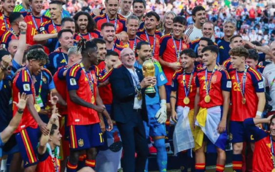 El técnico español Luis de Fuente dijo que varios de sus jugadores se tatuarán su cara.