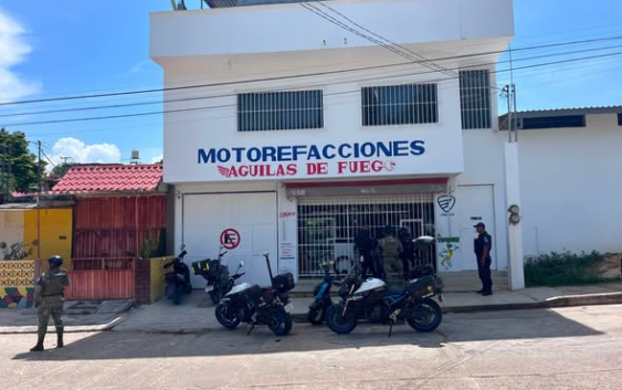 Dejan cartulina y una bala en Motorefacciones “Águilas de Fuego” de Acayucan, un lugar de “Bienestar”