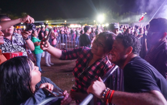 Miles de asistentes disfrutan la clausura de la Feria Cosoleacaque 2026 con Junior Klan y Los Cojolites