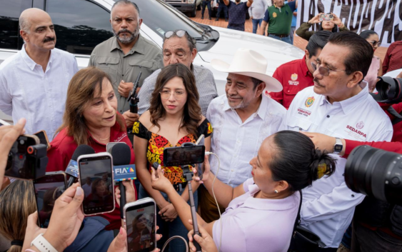 Rocío Nahle entrega apoyos al sector acuícola y pesquero en Minatitlán