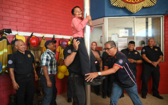 Vence Salvador la leucemia y cumple su sueño de ser Bombero Honorario en Coatzacoalcos