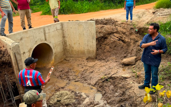 Cirilo Vázquez Parissi supervisa obras en el barrio Tercero de Cosoleacaque