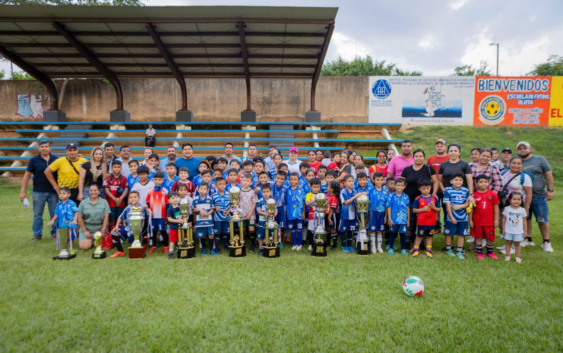 CONVIVE ALCALDE DE OLUTA CON NIÑEZ FUTBOLISTA DE TUZOS CDO