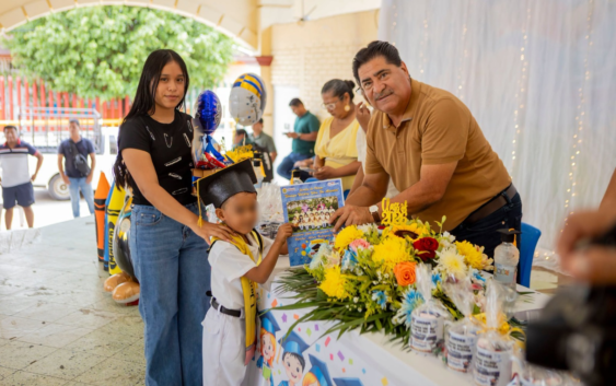 ES PADRINO ALCALDE DE OLUTA DE GENERACIÓN 2023-2026 DEL JARDÍN TOMASA VALDÉS