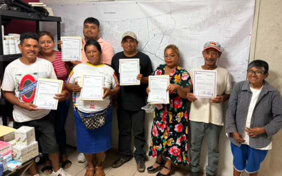 Seis familias reciben derechos de posesión de sus nuevos terrenos en Los Almendros