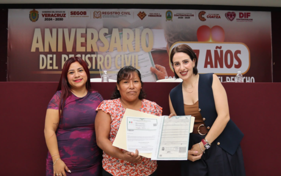 Entregan Gobierno Municipal, DIF y Registro Civil actas de registro extemporáneo