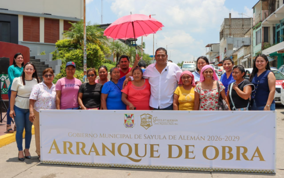 Da banderazo José Manuel Muñoz Murrieta a rehabilitación de calle Benito Juárez en Sayula de Alemán