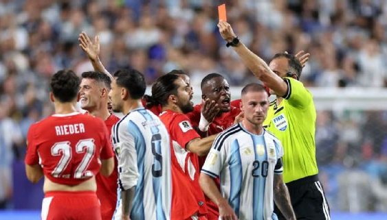 Insólita expulsión a Embolo que dejó a Suiza con 10 ante Argentina