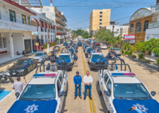 Entrega Pedro Miguel Rosaldo 10 patrullas y cuatro ambulancias para Coatzacoalcos