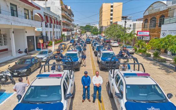 Entrega Pedro Miguel Rosaldo 10 patrullas y cuatro ambulancias para Coatzacoalcos