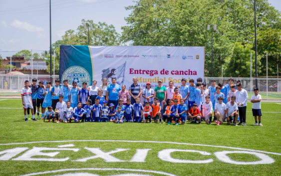 Inauguran dos canchas de pasto sintético en Oluta; impulsan deporte en colonia San Pablo