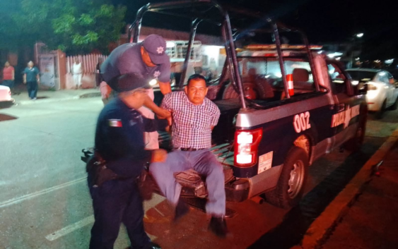 Secretario particular del alcalde de Mecayapan es detenido tras accidente múltiple, conducía al parecer en estado de ebriedad en Tatahuicapan