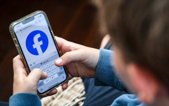 Francia prohíbe las redes sociales a menores de 15 años: ¿En qué va el debate en México?
