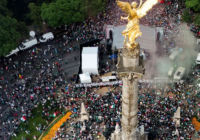 Ángel de la Independencia se queda sin festejo; aficionados abandonan el Zócalo Ángel de la Independencia se queda sin festejo; aficionados abandonan el Zócalo