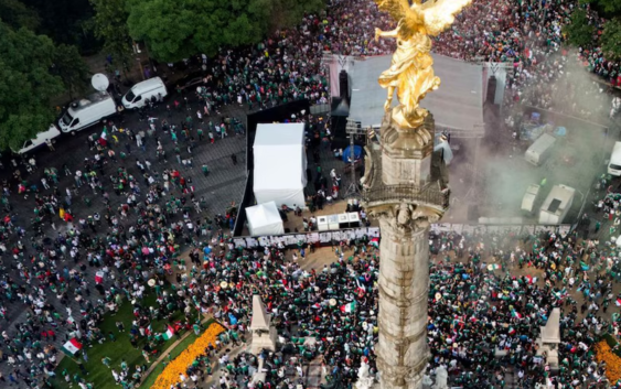 Ángel de la Independencia se queda sin festejo; aficionados abandonan el Zócalo