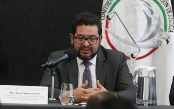 Remueven de la FGR a fiscal Óscar Langlet, esposo de la ministra Sara Herrerías