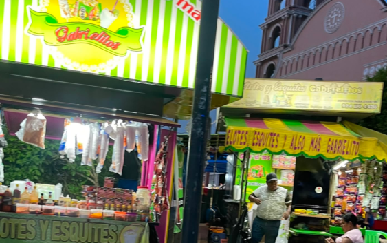 Ganan ambulantes amparo y Tribunal ordena reconectarles la luz frente a la iglesia de Acayucan
