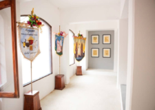 Sala de exhibición de la cultura de Acayucan, abandonada y con heces de animales
