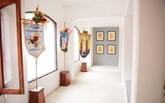 Sala de exhibición de la cultura de Acayucan, abandonada y con heces de animales