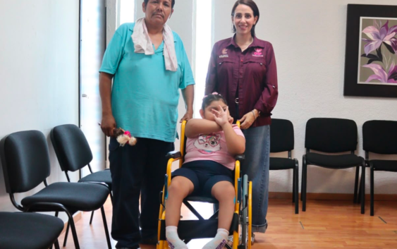 Una silla de ruedas, un nuevo apoyo para Flor Alondra: Pedro Miguel y Sonia Marie responden a petición de familia